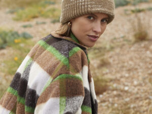 Chunky knit reverse patch beanie