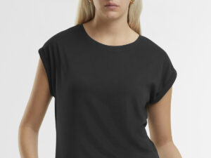 Women’s regular extended shoulder tee