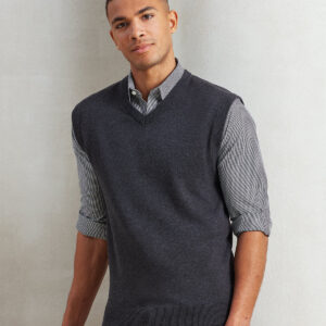 Sleeveless knitted sweater